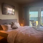Sjoutsikt, Jacuzzi Og Solfylt شقة *