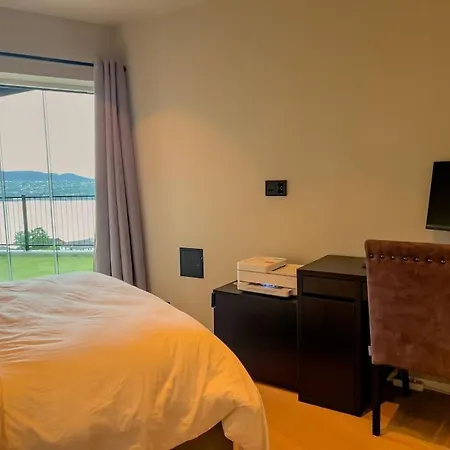 Sjoutsikt, Jacuzzi Og Solfylt Appartement