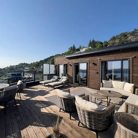 Sjoutsikt, Jacuzzi Og Solfylt Apartman