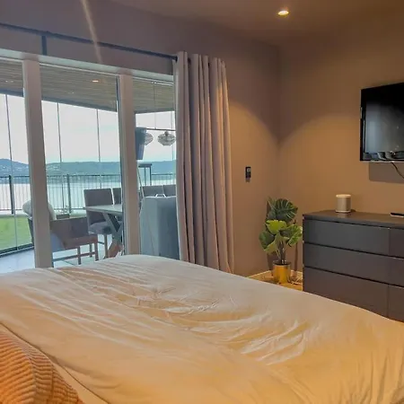 Sjoutsikt, Jacuzzi Og Solfylt דירה