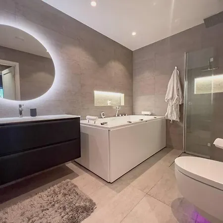 Sjoutsikt, Jacuzzi Og Solfylt דירה *