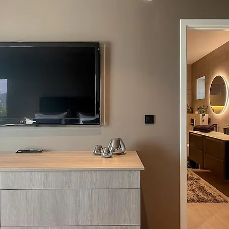 Sjoutsikt, Jacuzzi Og Solfylt Apartman