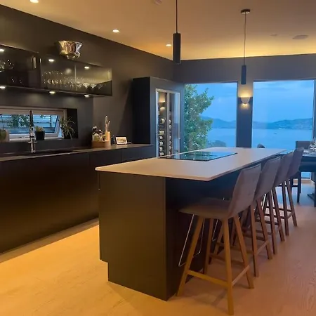 Sjoutsikt, Jacuzzi Og Solfylt דירה