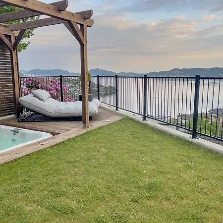 Sjoutsikt, Jacuzzi Og Solfylt Bergen