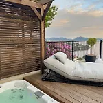 Daire Sjoutsikt, Jacuzzi Og Solfylt
